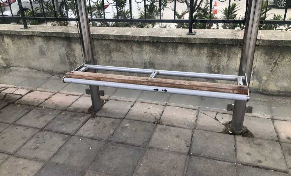 Kırık Dökük Duraklar Tepki Çekiyor