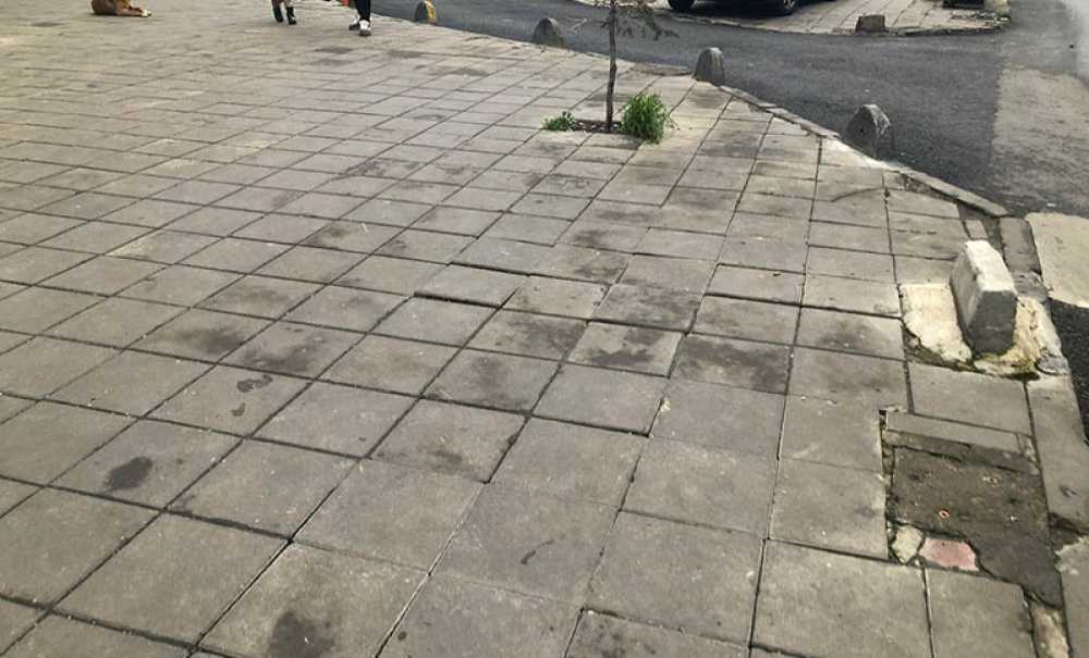 Kırık Kaldırımlar Vatandaşı Canından Bezdiriyor