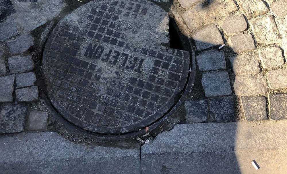 Kırık Rögar Kapağı Tehlike Saçıyor