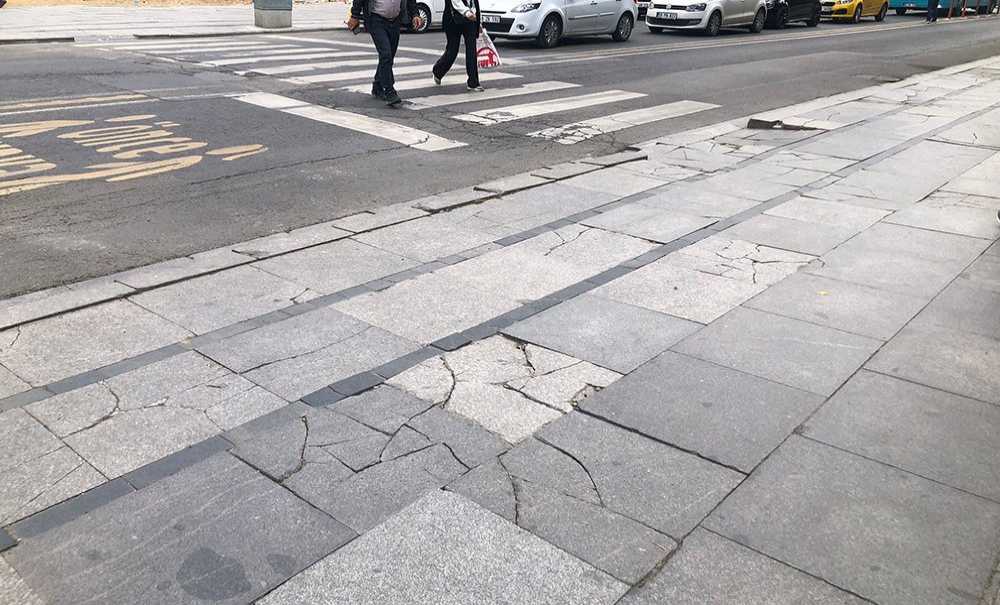 Kırık Taşlar Neden Değiştirilmiyor?