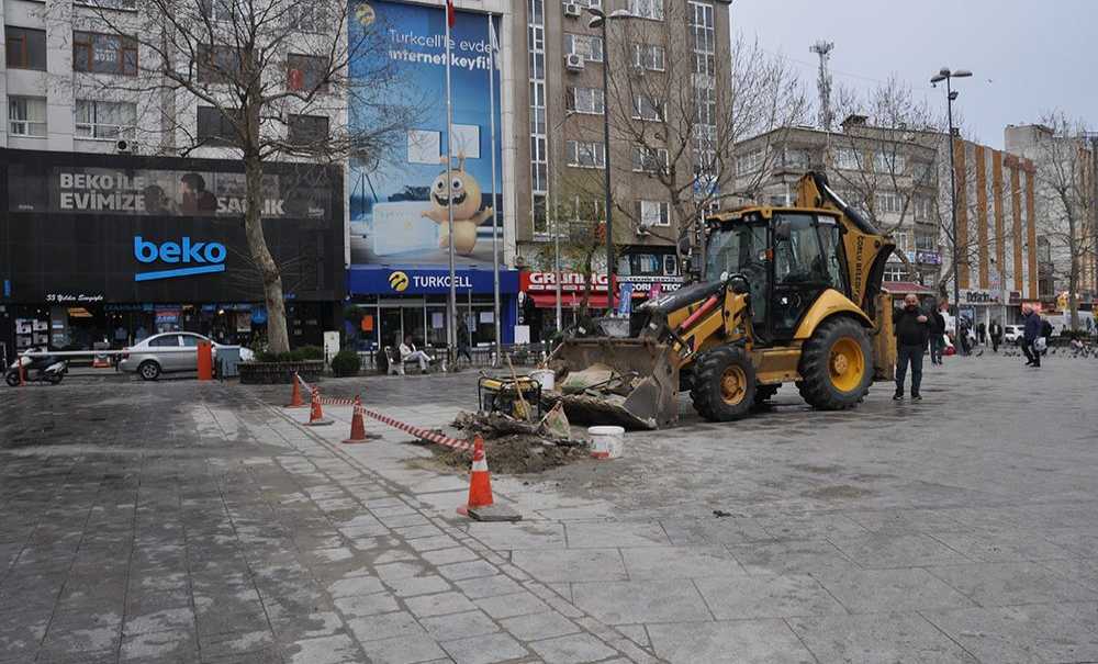 Kırık Taşlar Yenileriyle Değiştiriliyor