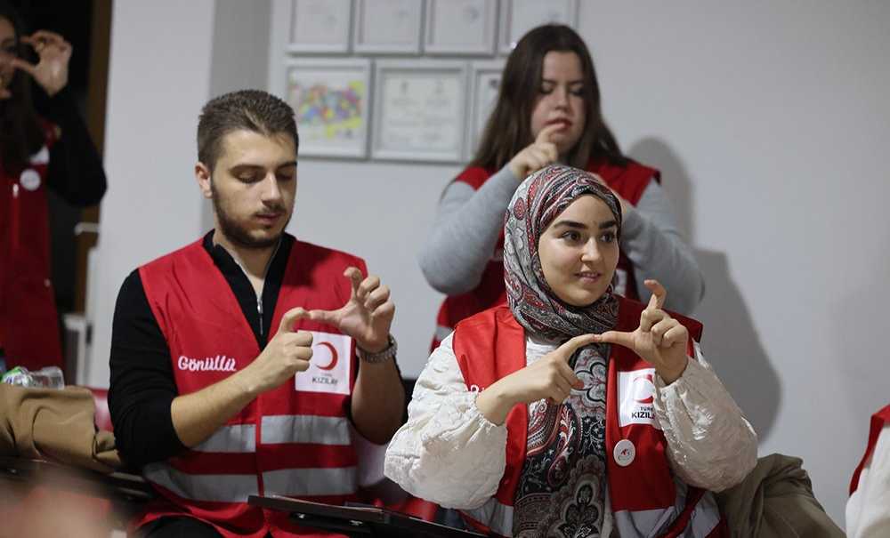 Kızılay Gönüllülerine İşaret Dili Eğitimi