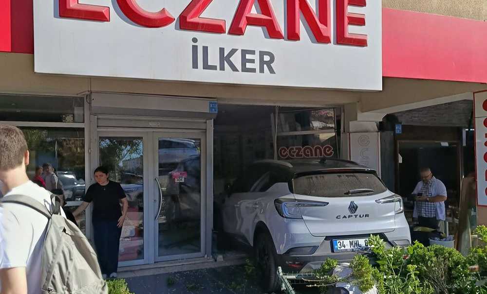 Kontrolden Çıkan Otomobil Eczaneye Girdi