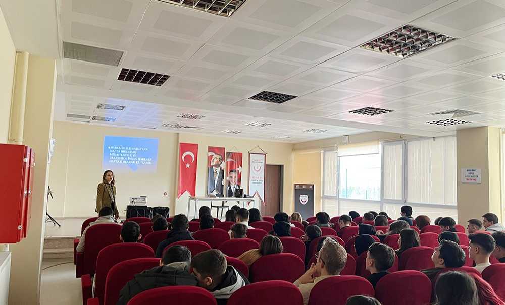 Lisede İnsan Halkları Semineri Düzenlendi