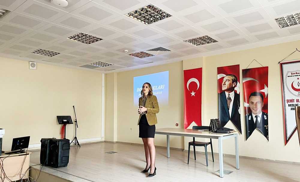 Lisede İnsan Halkları Semineri Düzenlendi