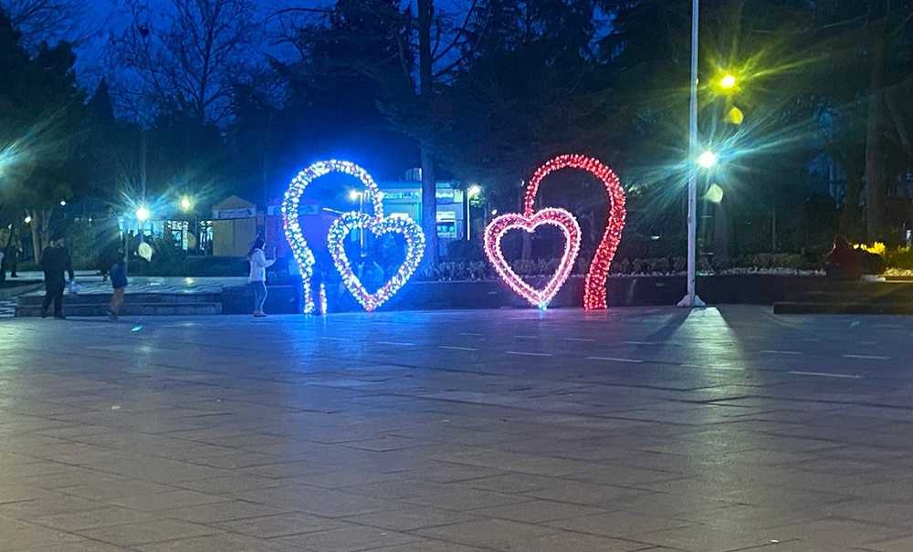 Meydanlar 14 Şubat İçin Süsleniyor