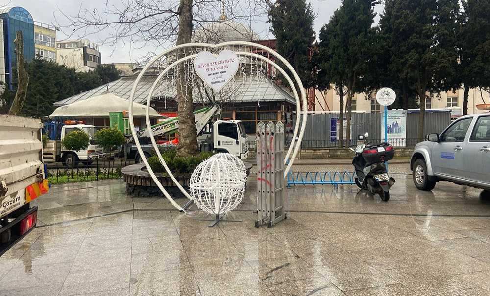 Meydanlar 14 Şubat İçin Süsleniyor