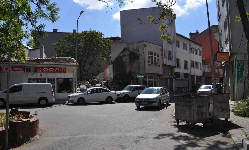 Molozlar Hala Kaldırılmadı