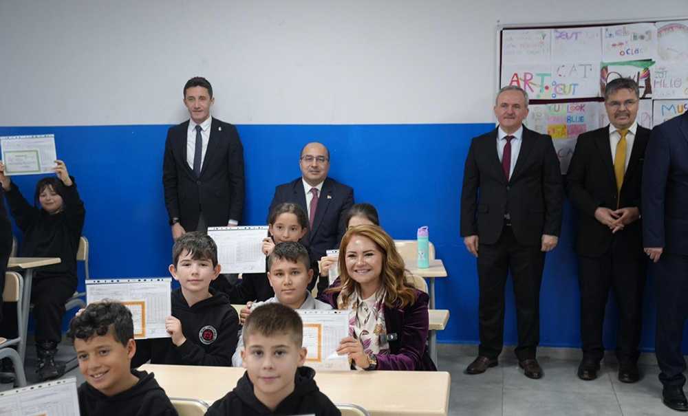 Müge Başkan, Öğrencilerin Karne Heyecanına Ortak Oldu