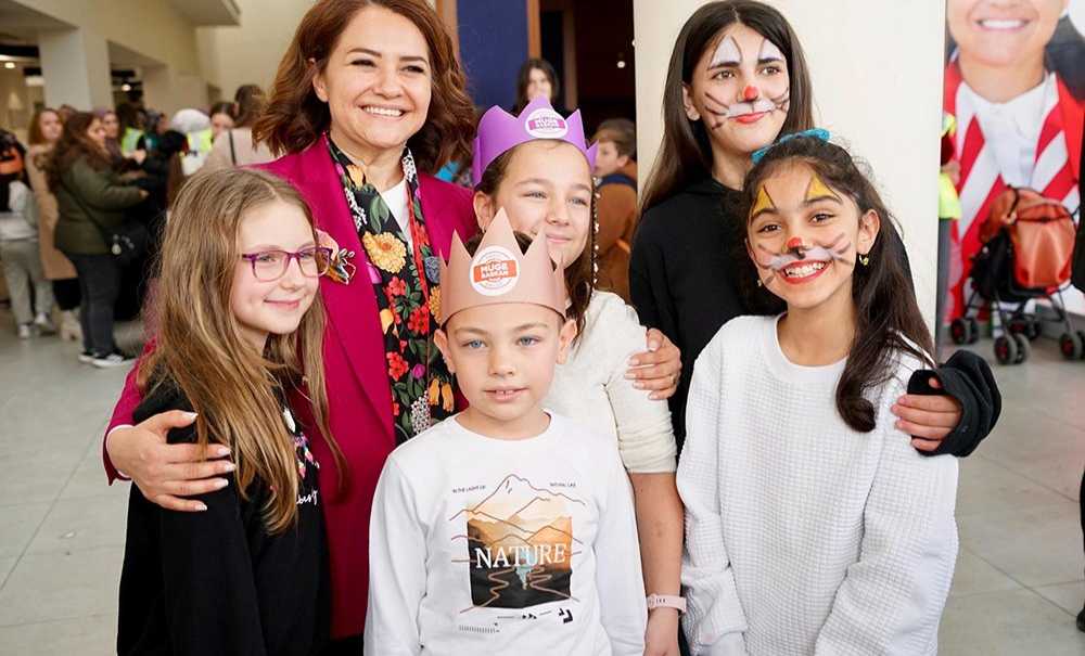 Müge Başkan'dan Çocuklara Karne Hediyesi