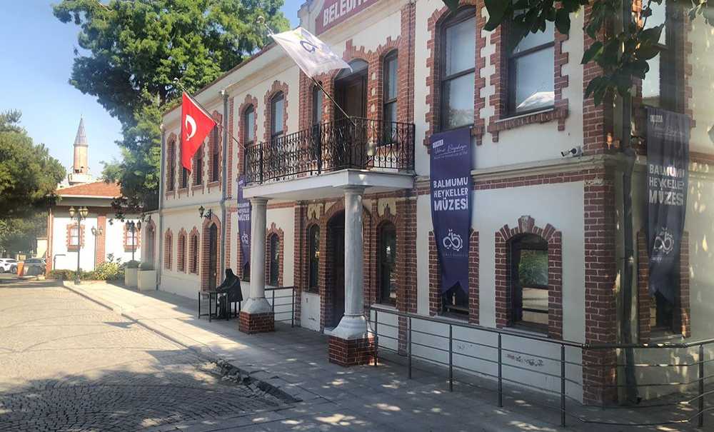 Müzenin Etrafı Bakımsız Ve Pis