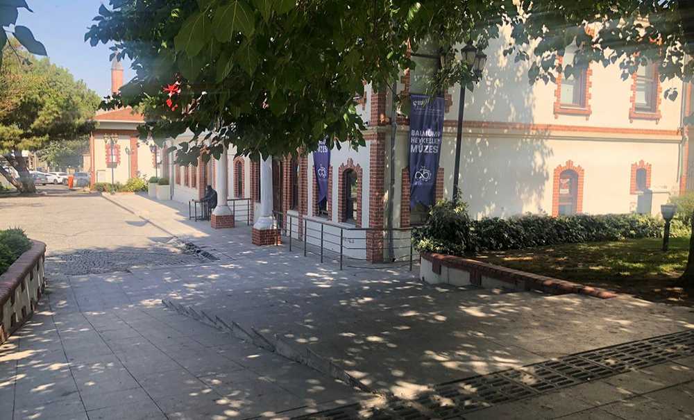 Müzenin Etrafı Bakımsız Ve Pis