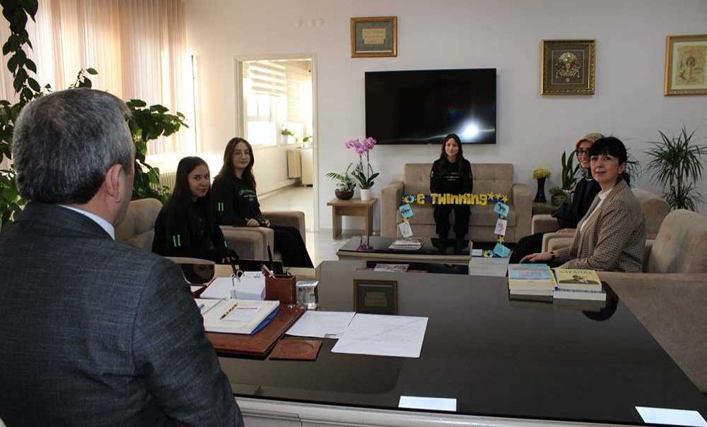 Öğrenciler E-Twinning Projesi Hakkında Bilgi Verdi