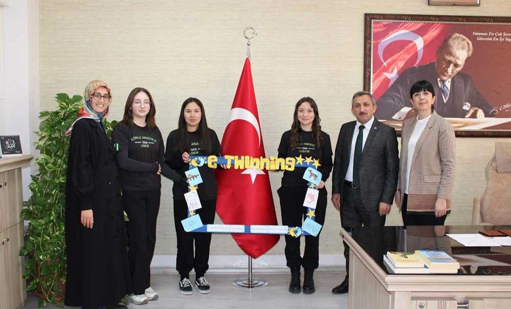 Öğrenciler E-Twinning Projesi Hakkında Bilgi Verdi