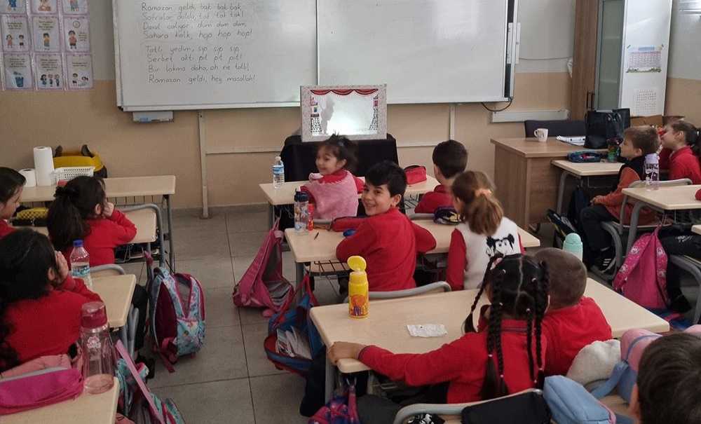 Öğrenciler Hacivat Karagözle Eğlendi