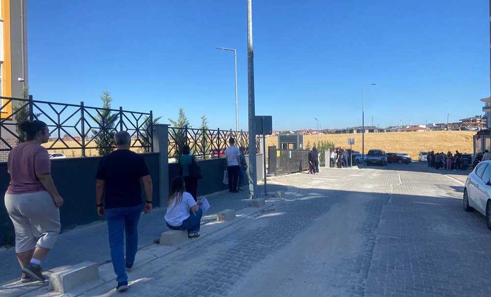 Öğrenciler İçerde, Veliler Dışarda Heyecan Yaşadı