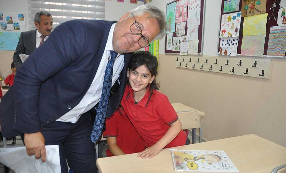 Öğrenci̇ler Karne Heyecani Yaşadi