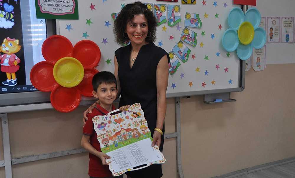 Öğrenci̇ler Karne Heyecani Yaşadi