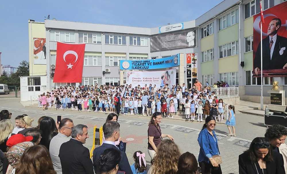Öğrencilerden Anneler Gününe Özel Program
