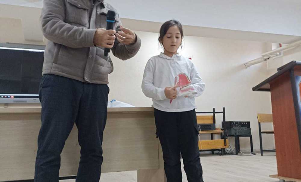 Öğrencilere Diş Sağlığı Konusunda Bilgiler Veriliyor