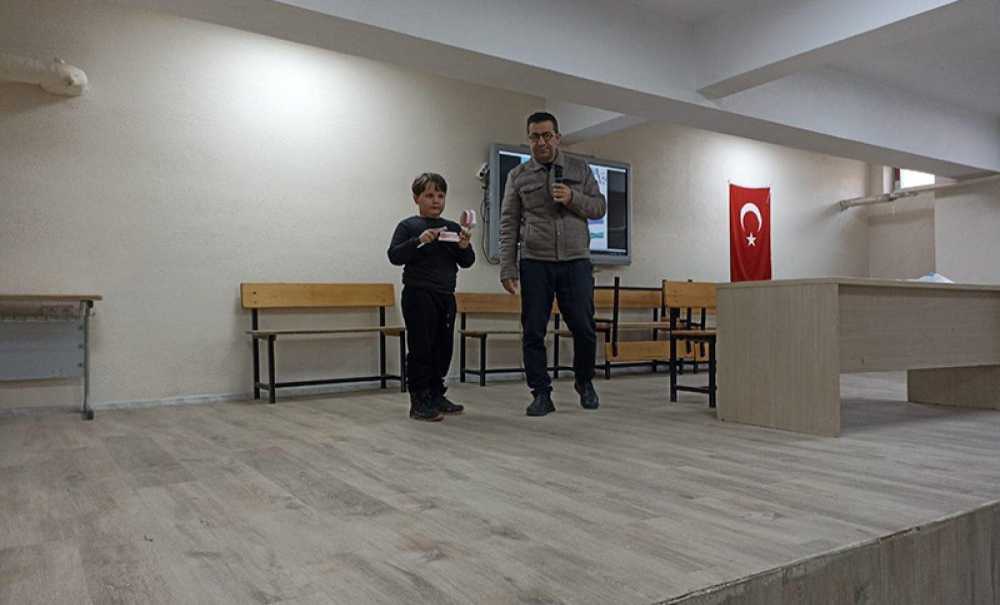 Öğrencilere Diş Sağlığı Konusunda Bilgiler Veriliyor