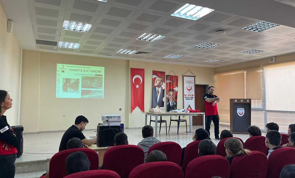 Öğrencilere İlk Yardım Eğitimi Verildi