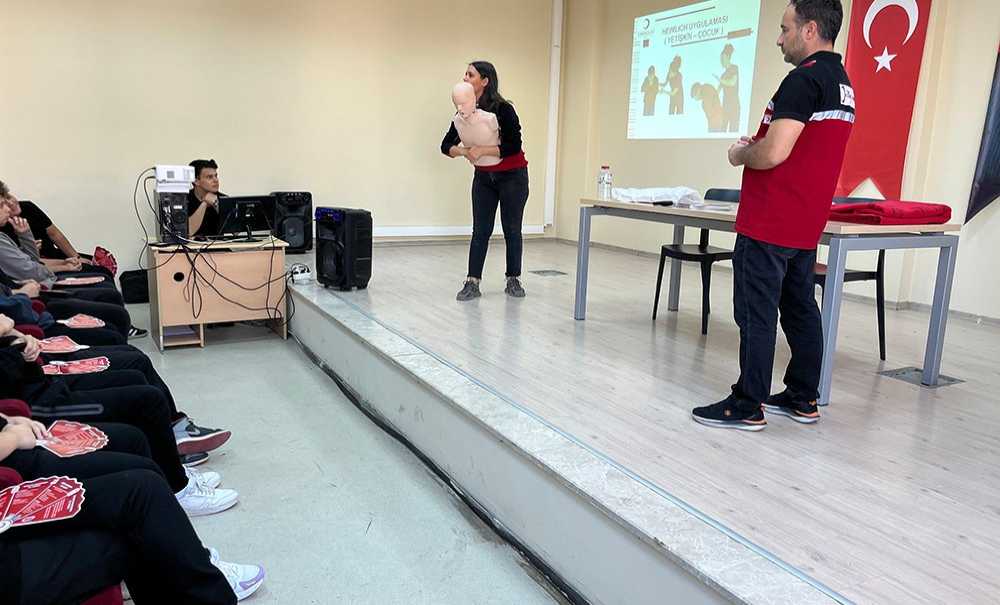 Öğrencilere İlk Yardım Eğitimi Verildi