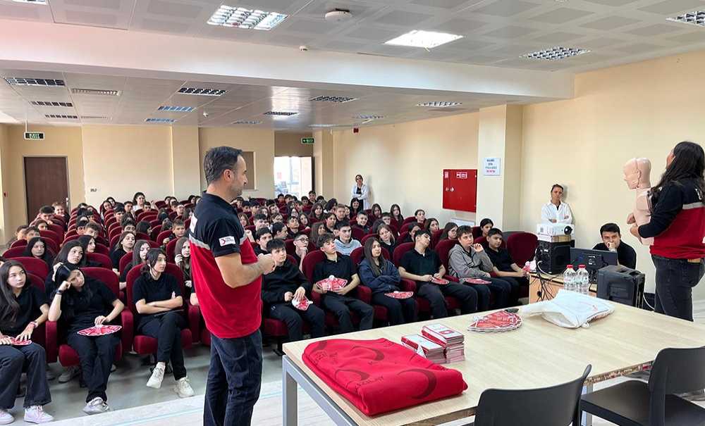 Öğrencilere İlk Yardım Eğitimi Verildi
