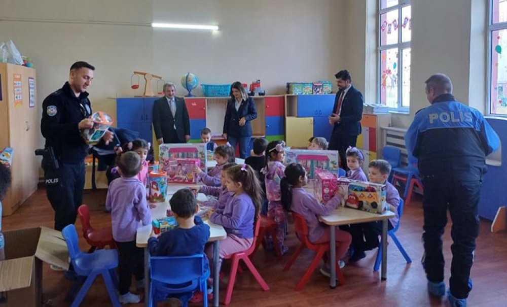 Öğrencilere Oyuncak Desteği