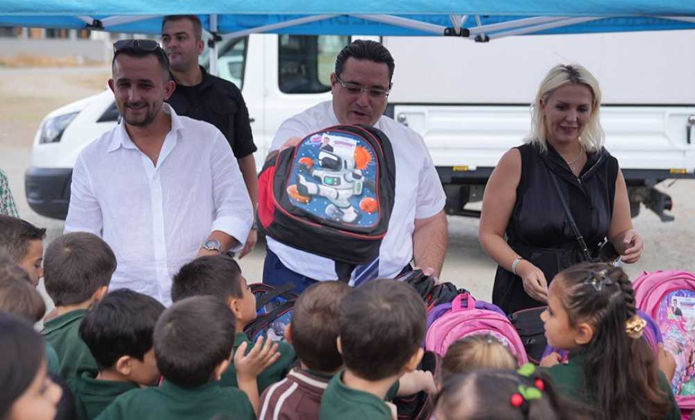 Öğrencilerine Çanta Ve Kırtasiye Desteği