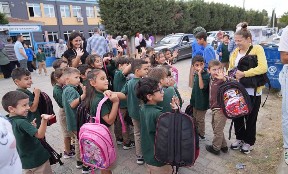 Öğrencilerine Çanta Ve Kırtasiye Desteği