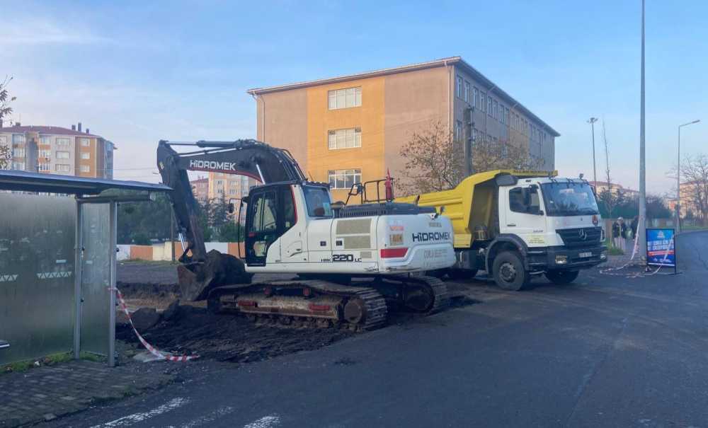 Okul Önündeki Yolda Düzenleme Yapılıyor