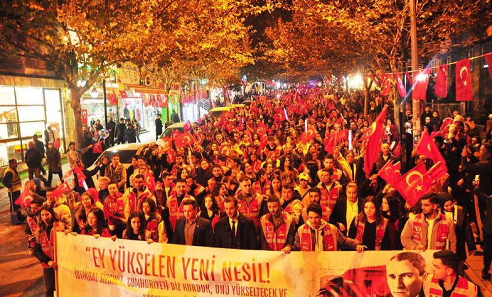 On Binler Cumhuriyet İçin Yürüdü