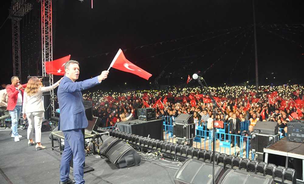 On Binler Cumhuriyet İçin Yürüdü