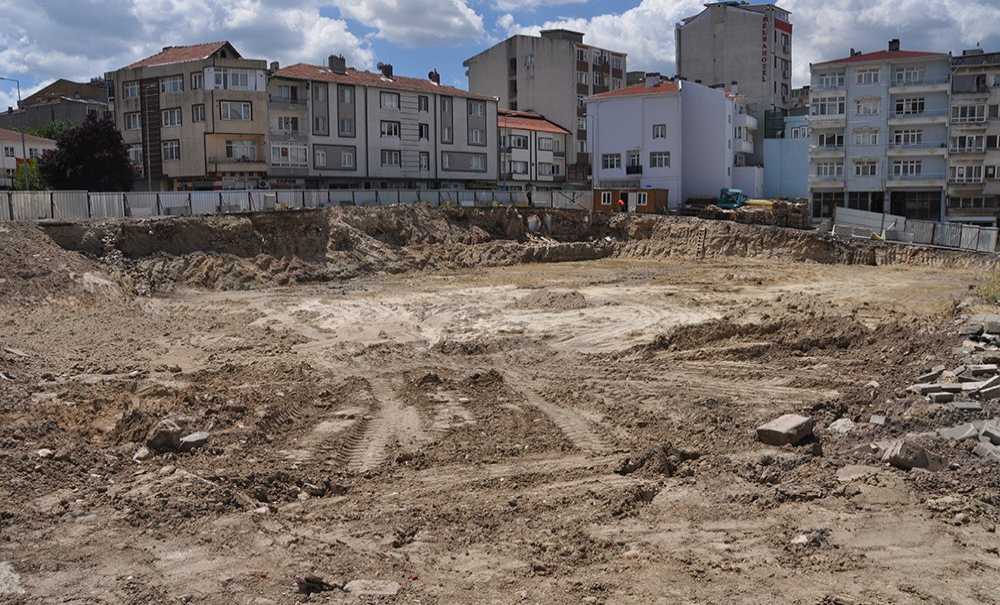 Otoparkın Temeli Kazılıyor