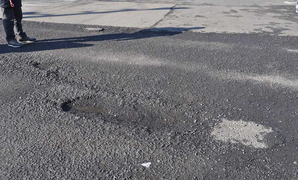 Otoparkın Zemininde Yine Çukurlar Oluştu