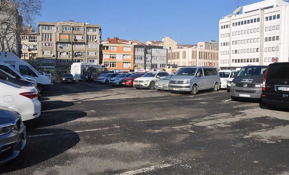 Otoparkın Zeminindeki Çukurlar Tepki Çekiyor