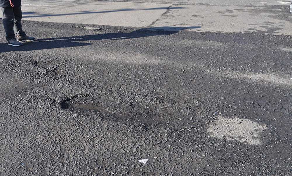 Otoparkın Zeminindeki Çukurlar Tepki Çekiyor