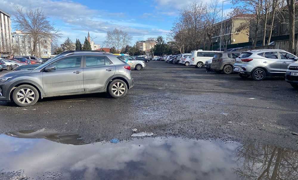 Otoparktaki Çukurlar Tepki Çekiyor