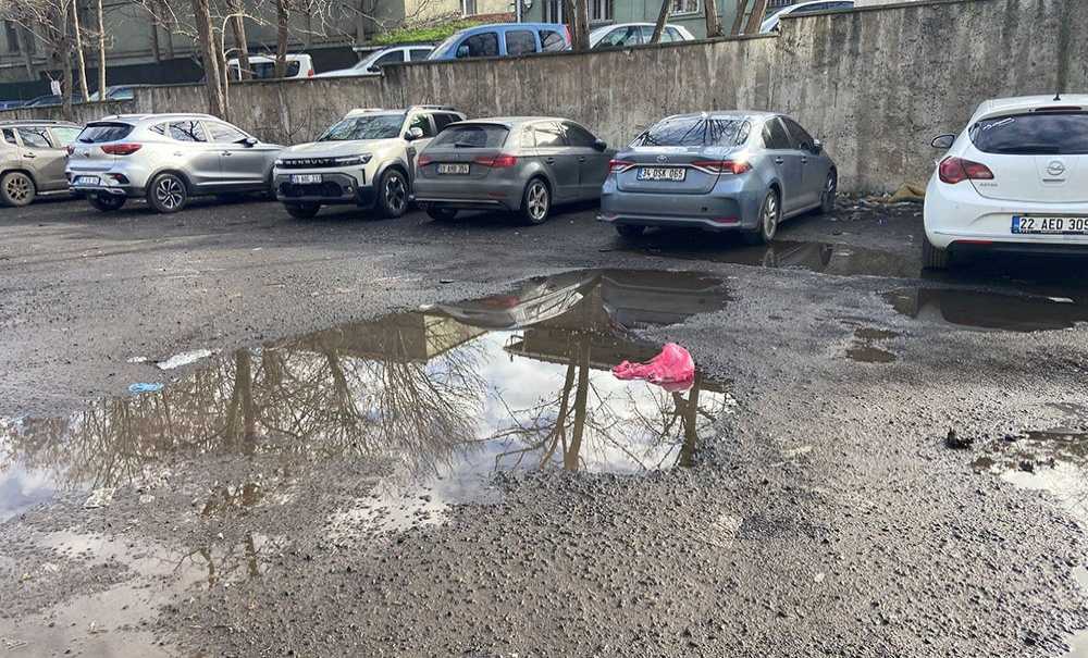 Otoparktaki Çukurlar Tepki Çekiyor