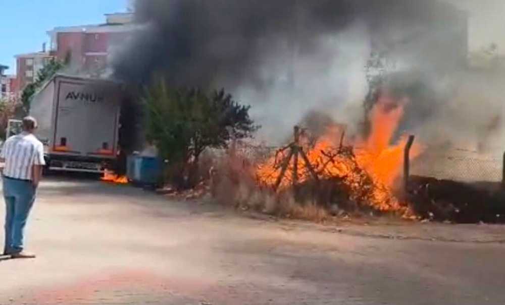 Park Halindeki Tır Yangında Zarar Gördü