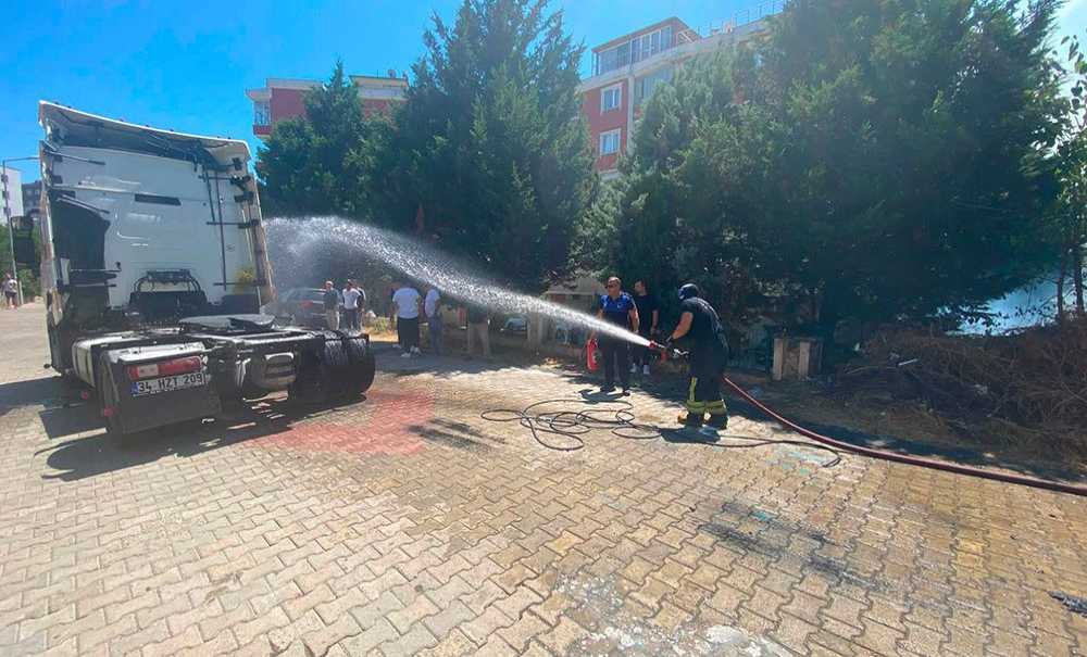Park Halindeki Tır Yangında Zarar Gördü