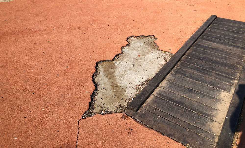 Parkın Zemini Yenilenmeyi Bekliyor