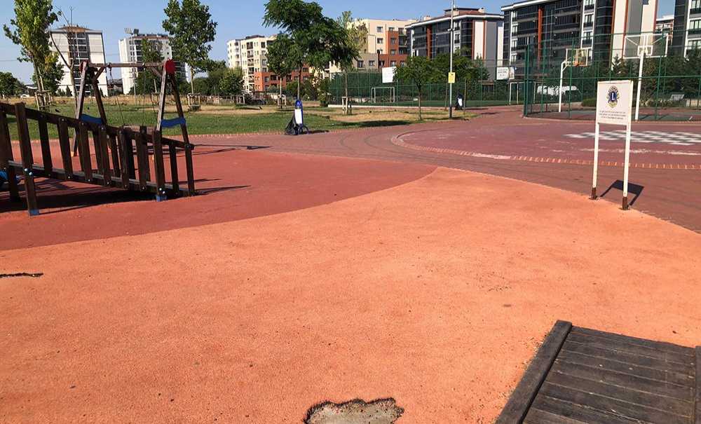 Parkın Zemini Yenilenmeyi Bekliyor