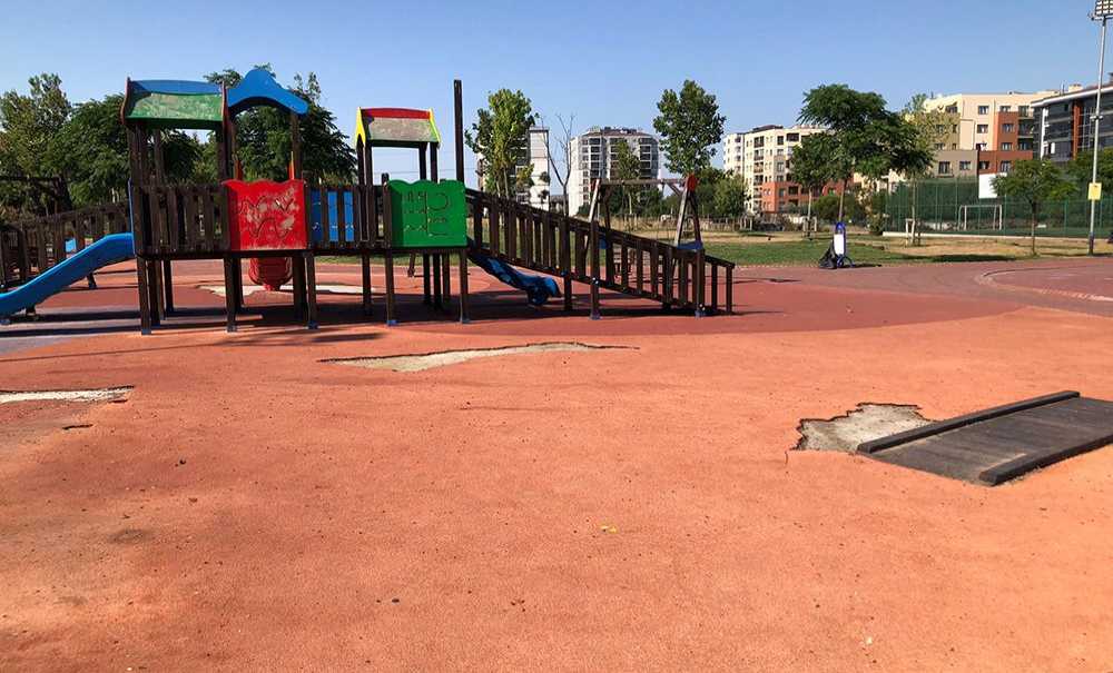Parkın Zemini Yenilenmeyi Bekliyor