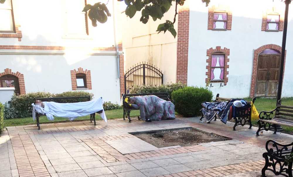 Parkta Yatıp Kalkıyorlar