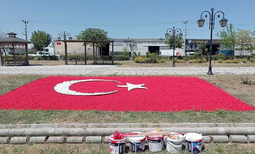Parktaki Türk Bayrağı Görseline Bakım Yapıldı