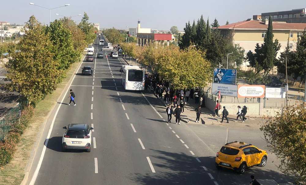 Pikniğe Ve Sahile Gidenler Otobüs Çilesi Yaşadı