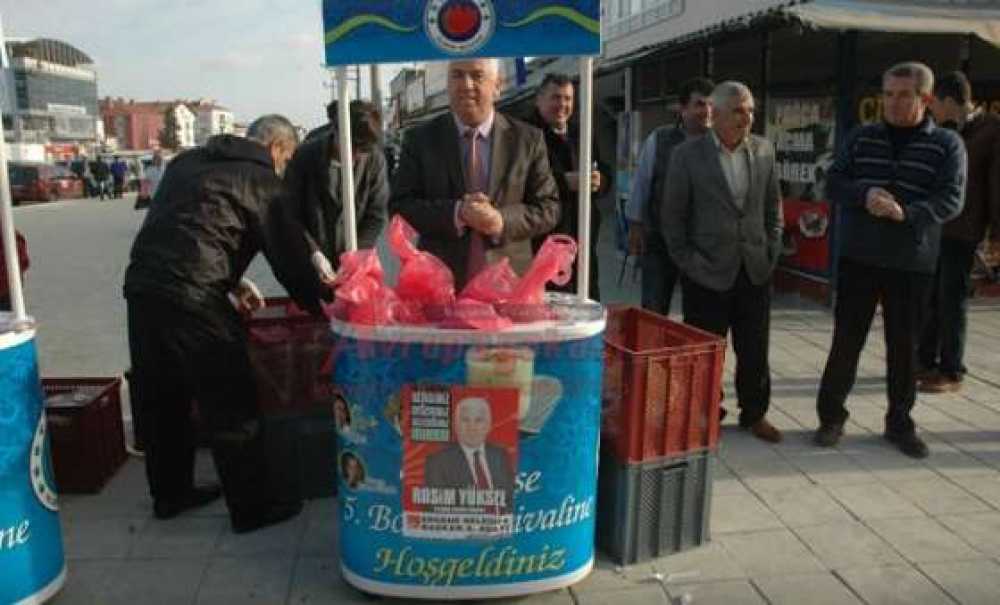 Ergene Belediye Başkan Aday Adayı Rasim Yüksel Vatandaşlara Aşure Dağıttı