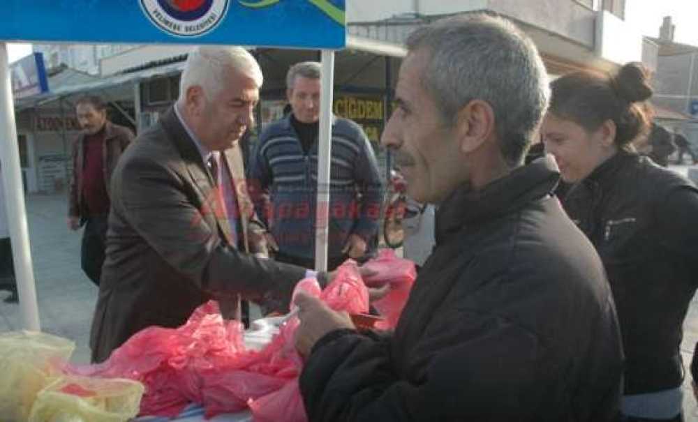 Ergene Belediye Başkan Aday Adayı Rasim Yüksel Vatandaşlara Aşure Dağıttı